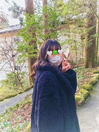 A fashionable face-hiding style that is popular on Instagram