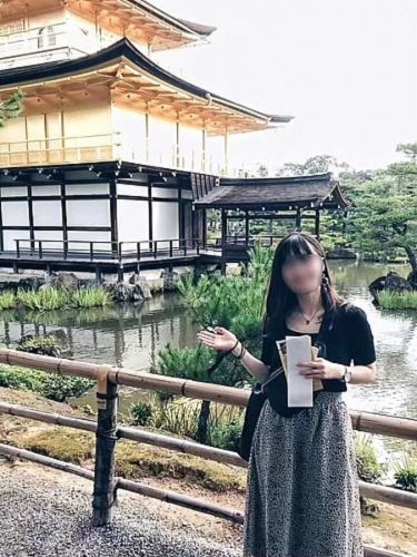 A fashionable face-hiding style that is popular on Instagram