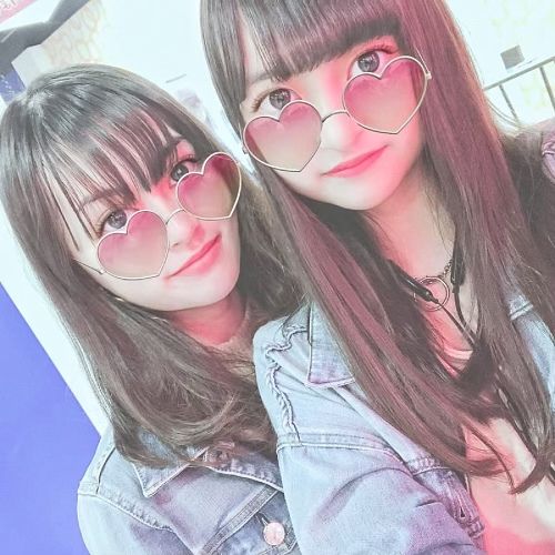 A fashionable face-hiding style that is popular on Instagram