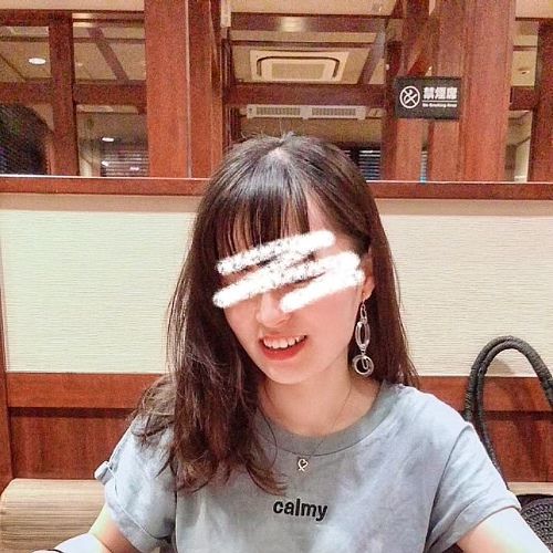 A fashionable face-hiding style that is popular on Instagram